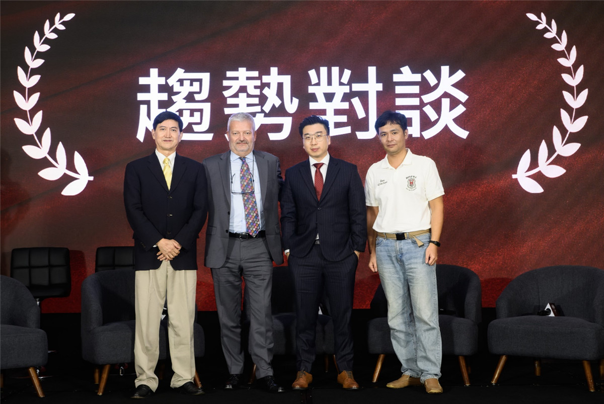 David Barrett, Jason Zeng, and experts posing for a group photo