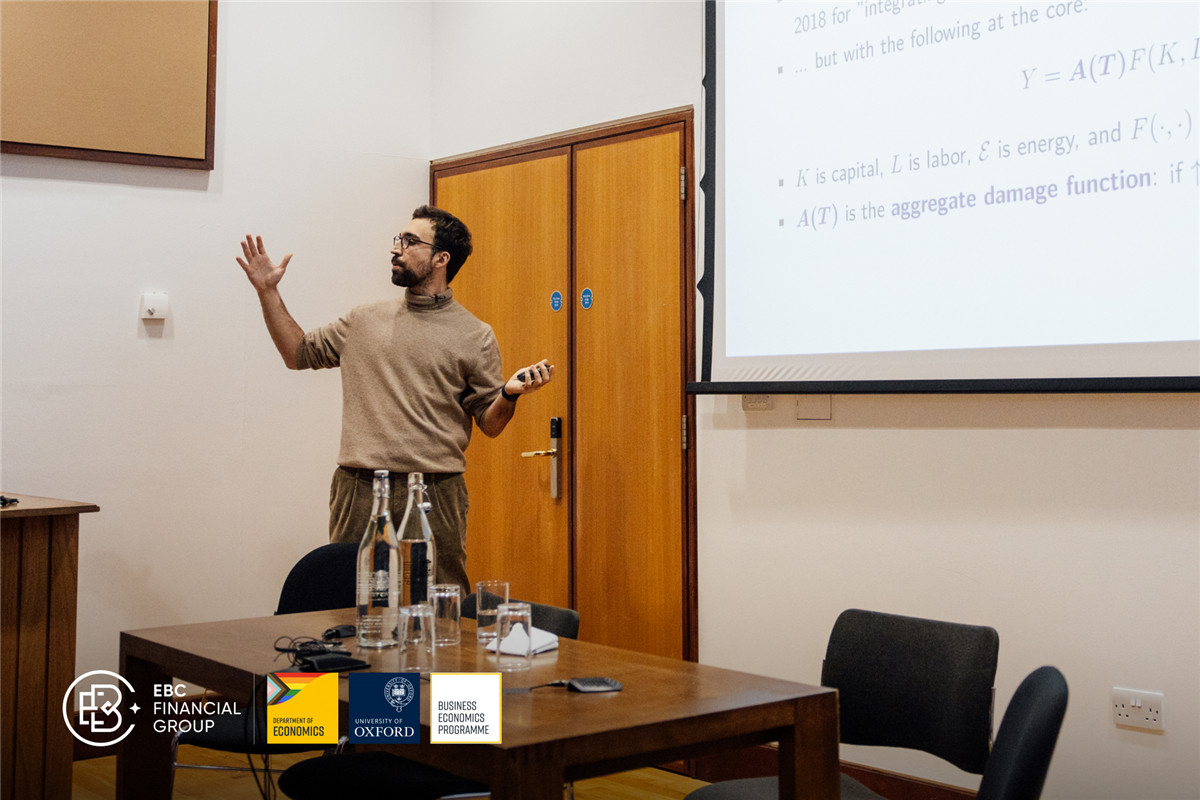 Chiavari da una conferencia en Oxford sobre cambio climático y fiscalidad