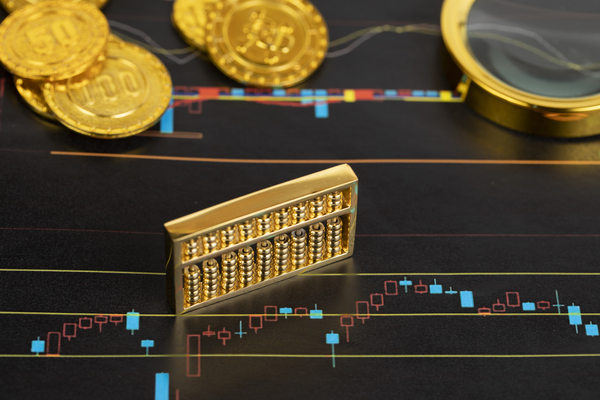 金色のビットコインと金色の拡大鏡の高角度ショット