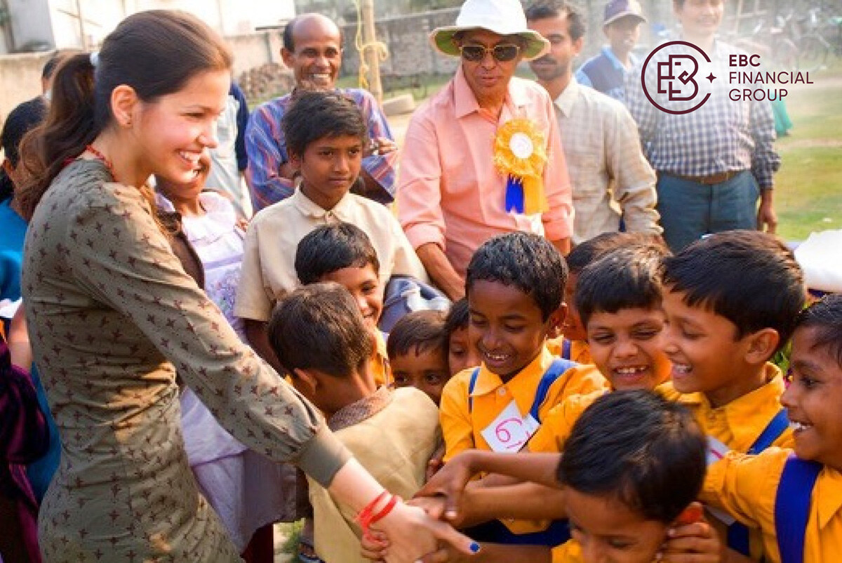 Indrani Pal-Chaudhuri 与印度 Ramakrishna Vedanta Vidyapith 学校的孩子们互动