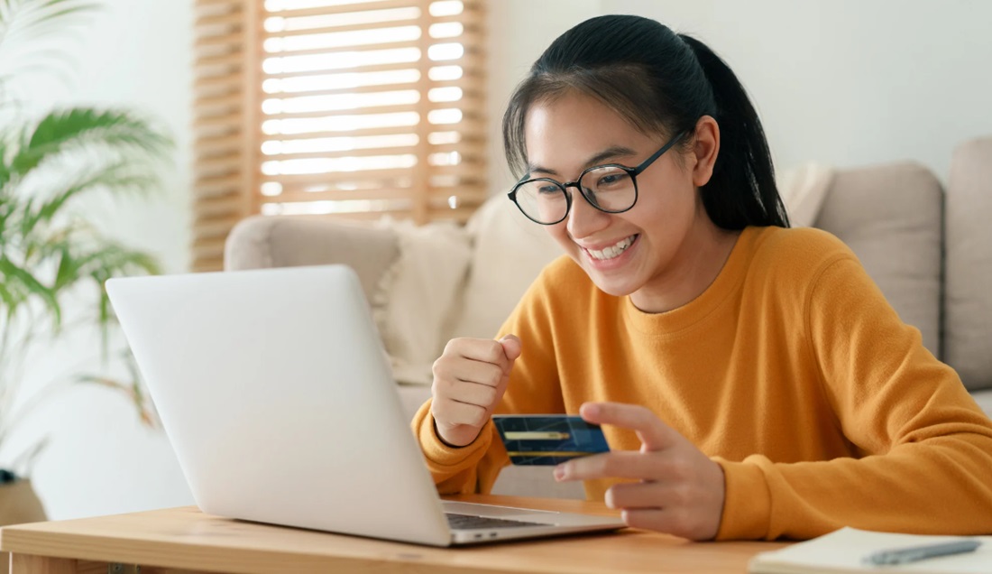 A teenage girl is happily learning to invest in stocks in front of a computer.-ebc